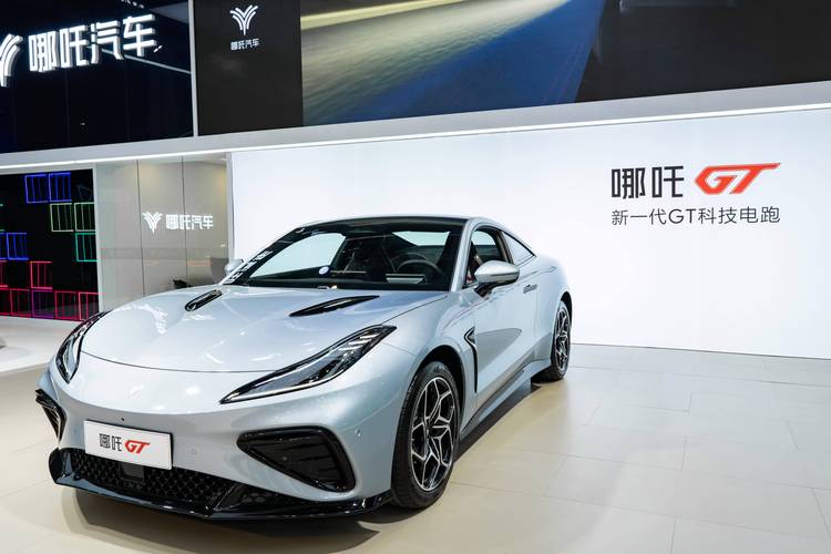 深圳258哪吒汽车在智能汽车领域的表现，领途汽车在新能源汽车市场中的影响力